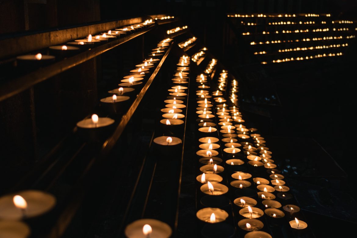 Ángel de las Velas: Un faro celestial de luz y transformación